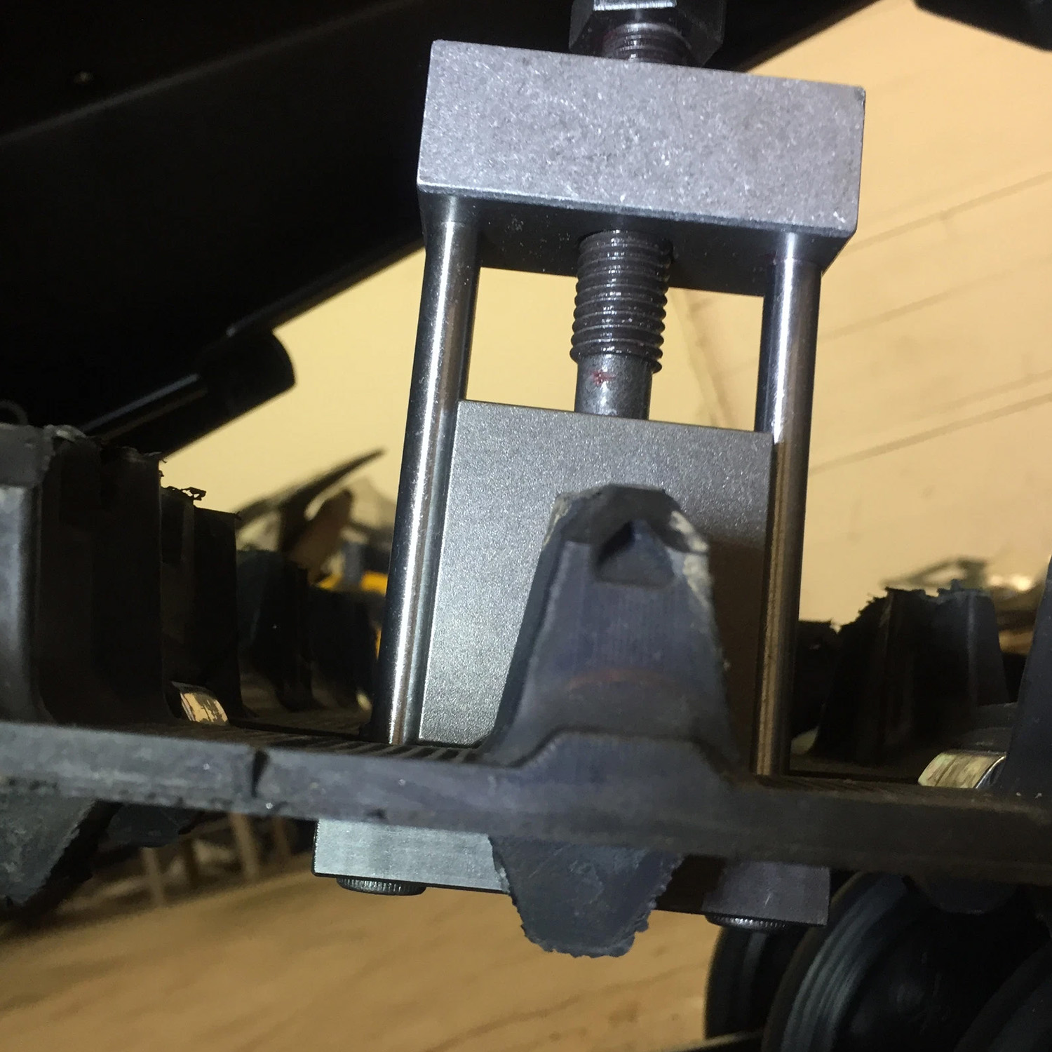 Snowmobile-track-clip-tool-up-to-1.63in-lug-track-ontrack-side