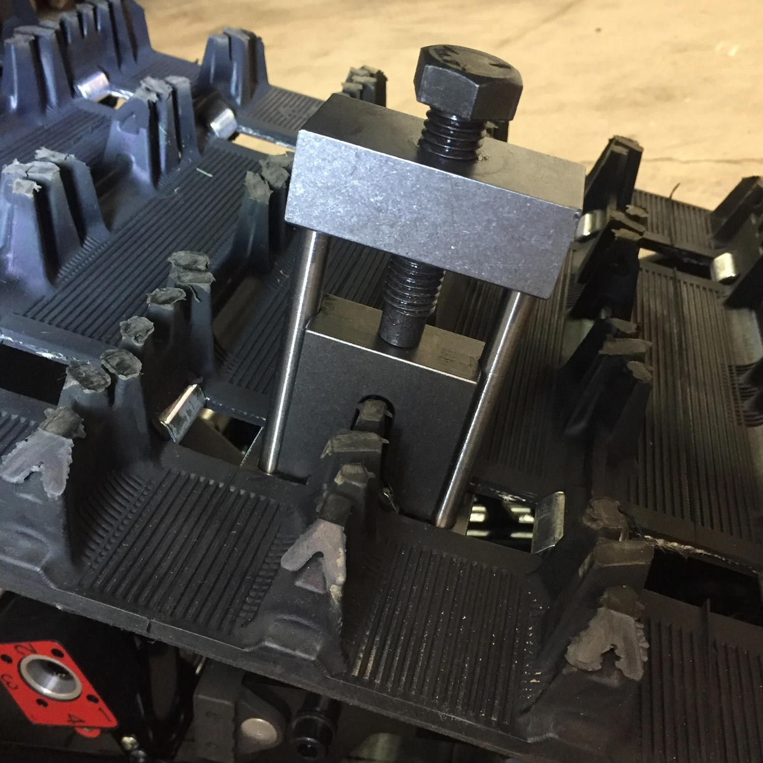 Snowmobile-track-clip-tool-up-to-1.63in-lug-track-ontrack