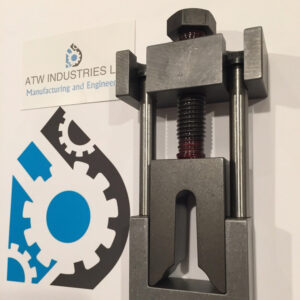 Snowmobile-track-clip-tool-up-to-2in-lug-track