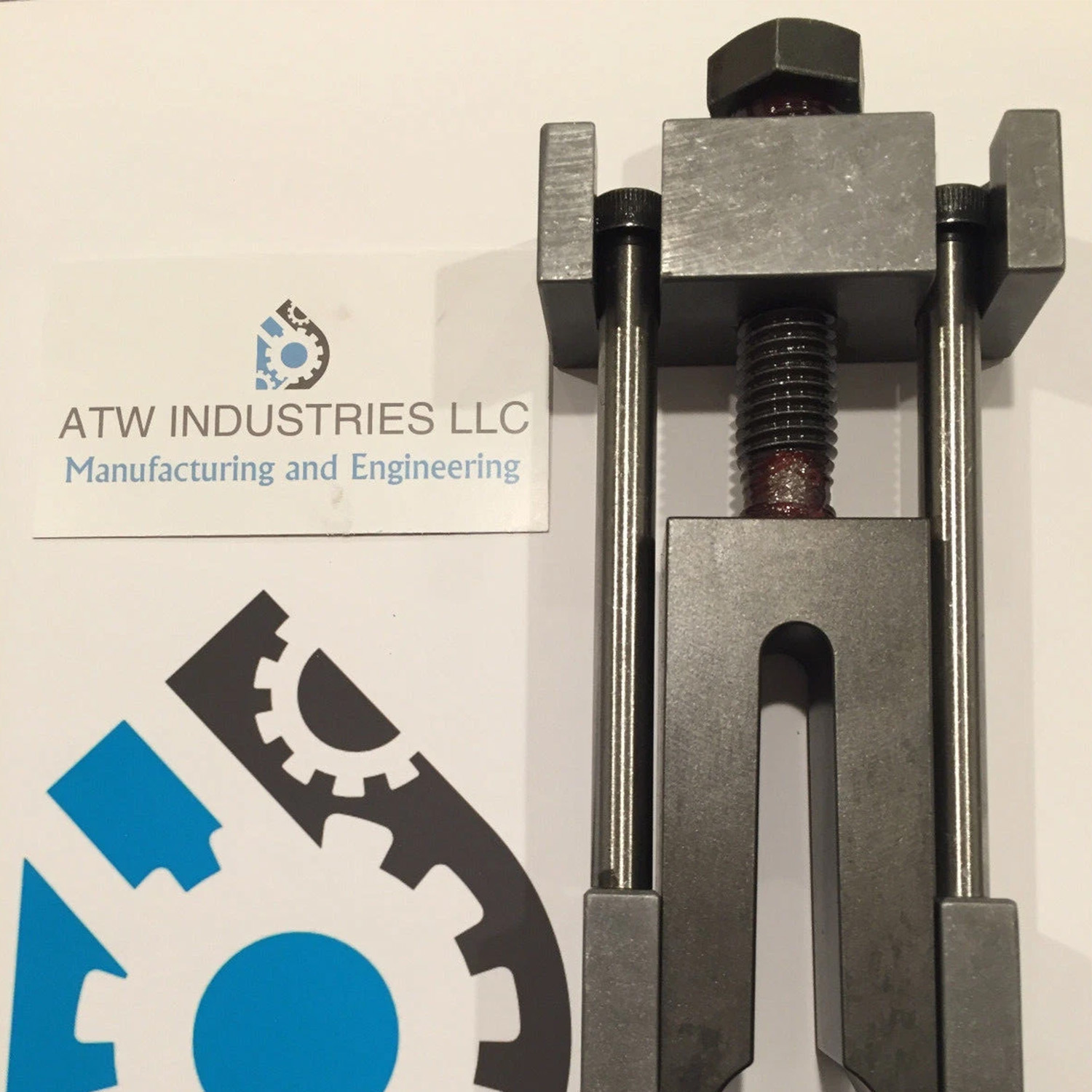 Snowmobile-track-clip-tool-up-to-3.1in-lug-track